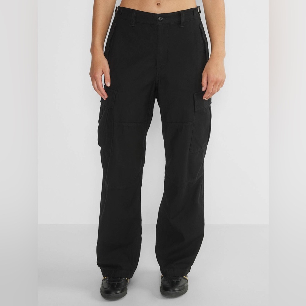 Aritzia TNA Black Cargo Pants with Adjustable Waist and Cuffs - Picture 3 of 4